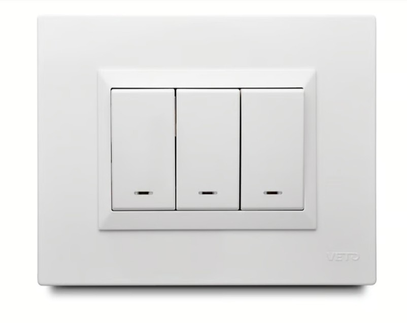 Apagador Triple 16 Amp con Luz Piloto + Placa Decorativa Blanco